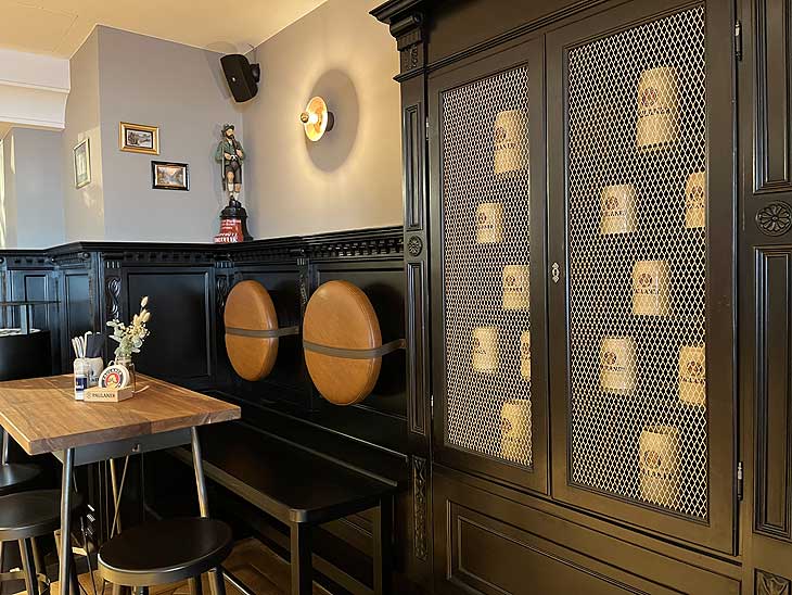 Bierkrug-Schrank für die Krüge der Lieblings- und Stammgäste des "Herrschaftszeiten. Das Paulander im Tal" (©Foto: Martin Schmitz)